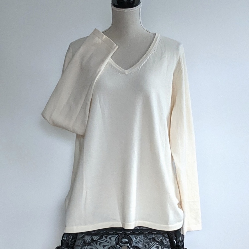 Donated Denim & Co cream V neck sweater